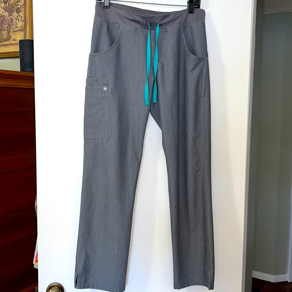 Figs MENS Axim Cargo Scrubs.    Size Small